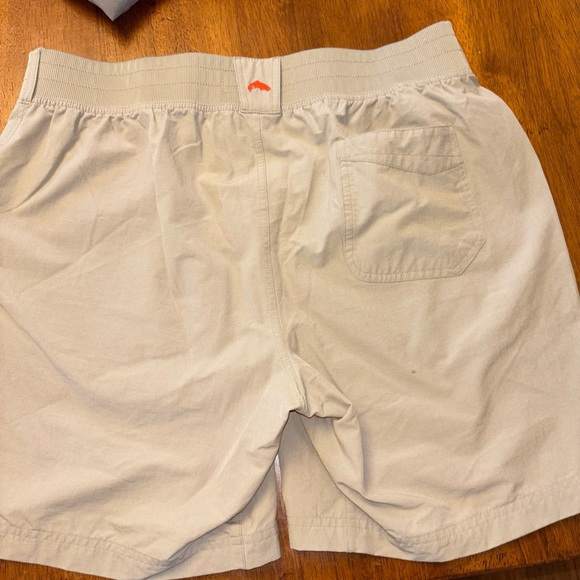 Simms Men's Light tan men’s fishing Shorts size large never worn - Picture 2 of 3